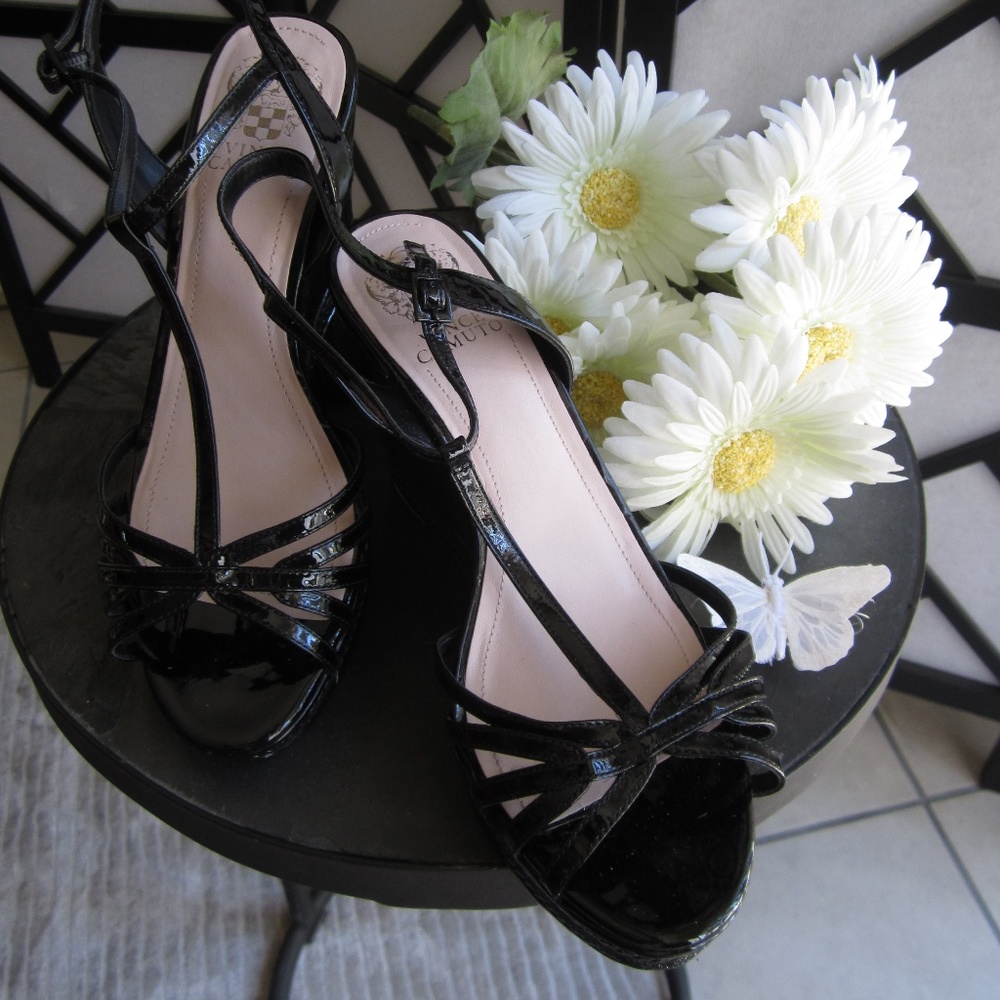 VINCE CAMUTO - Sz9.5M - Black Patent Wedge Heels